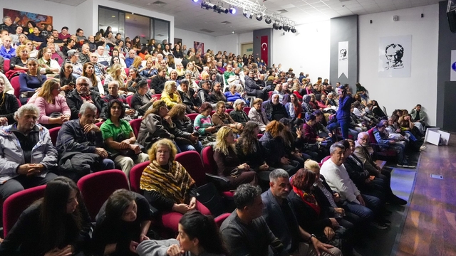 Didim'deki tiyatro oyununa ilgi yoğun oldu