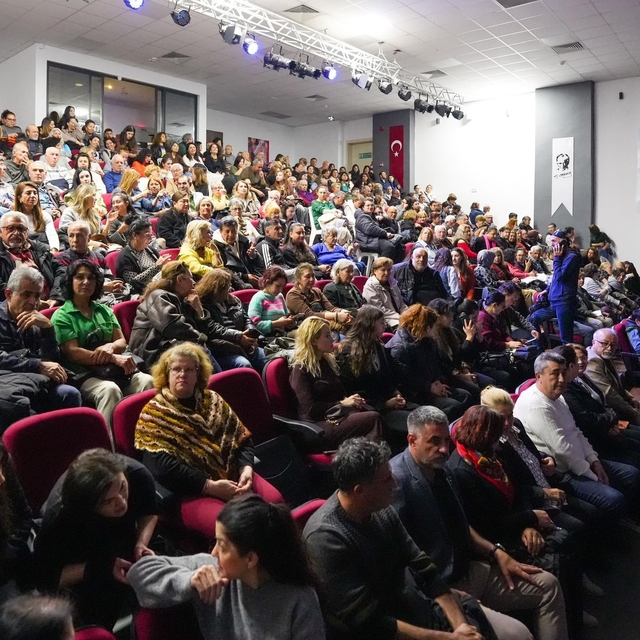 Didim'deki tiyatro oyununa ilgi yoğun oldu