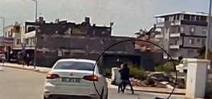 Kaldırımda yürüyen kadının boynundaki kolyeyi çalarak kaçtı