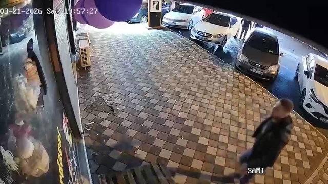 Kırılan bardak tartışmasında "Beni müşterilerin yanında rezil ediyorsun, ben yapacağımı biliyorum" diyen kadının kocası, iş yerinin camına kaldırım taşı fırlattı