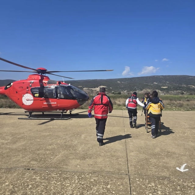 Gökçeada'da rahatsızlanan hasta helikopter ambulansla Çanakkale'ye sevk edi...