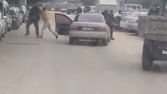 Yol ortasında yumruklu kavga kamerada
Trafik adeta boks ringine döndü, 360 bin lira ceza kesildi.