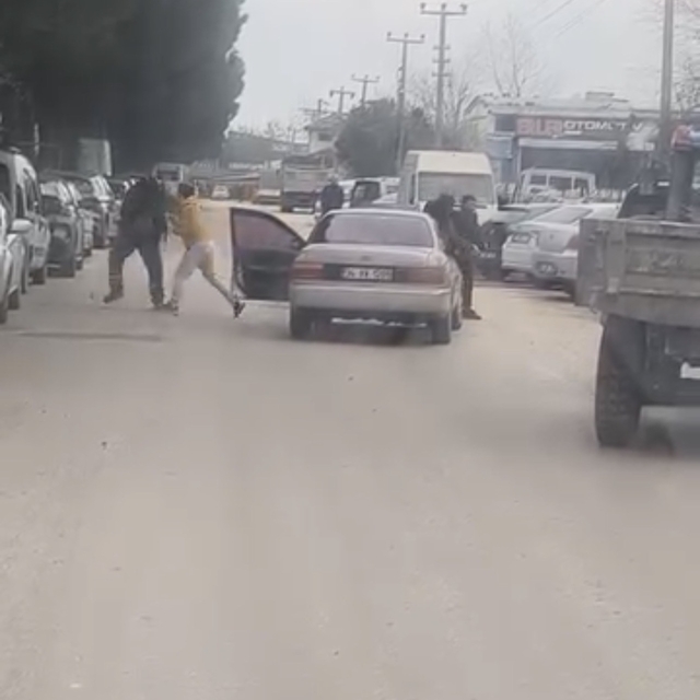 Yol ortasında yumruklu kavga kamerada
Trafik adeta boks ringine döndü, 360...