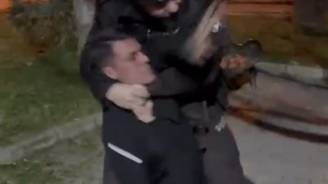 Parkta taşkınlık çıkardılar, görevli bekçilere direndiler