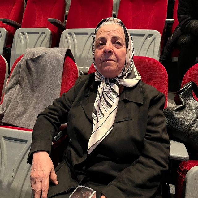 80 yaşındaki emekli öğretmen, kansere yenik düşen profesör kızını gözyaşlar...