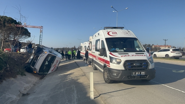Çanakkale'de yolcu minibüsü devrildi: 8 yaralı