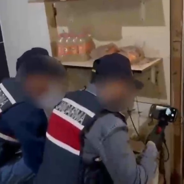 Dekoratif rafın arkasındaki gizli depoda 558 litre sahte içki ele geçirildi