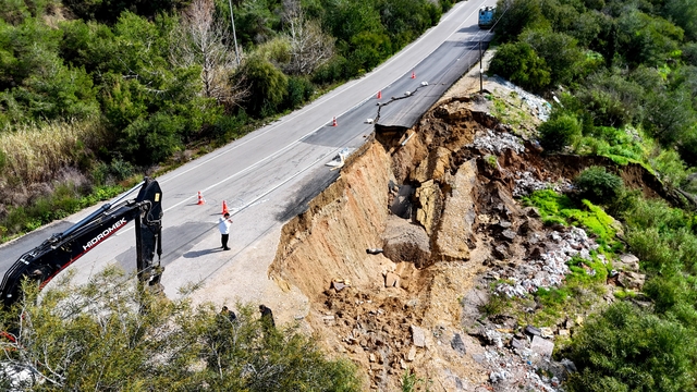 Yolda heyelan: Yarısı çöktü, içme suyu hattı zarar gördü