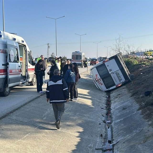 Yolcu minibüsüyle otomobil çarpıştı: 8 yaralı