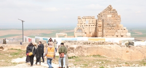 Zerzevan Kalesi yağışlı havaya rağmen bayramda 13 bin kişi ağırladı Zerzevan Kalesinin en hassas noktalarında kadınlar çalışıyor 35 kadından Zerzevan Kalesinde tarihi dokunuş