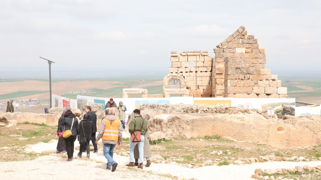 Zerzevan Kalesi yağışlı havaya rağmen bayramda 13 bin kişi ağırladı
Zerzevan Kalesinin en hassas noktalarında kadınlar çalışıyor
35 kadından Zerzevan Kalesinde tarihi dokunuş