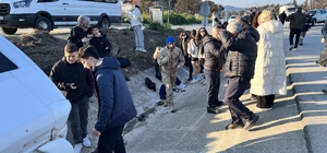 Çanakkale'de minibüs ile SUV tipi aracın çarpıştığı kazada 8 kişi yaralandı