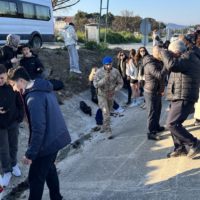 Çanakkale'de minibüs ile SUV tipi aracın çarpıştığı kazada 8 kişi yaralandı