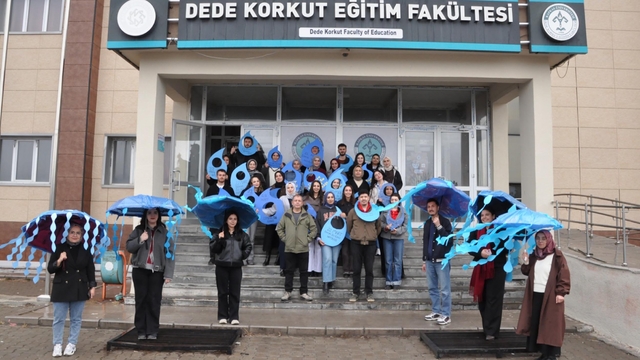 37 öğrenci 'farkındalık' için bir günü sadece 5'er litre suyla geçirdi