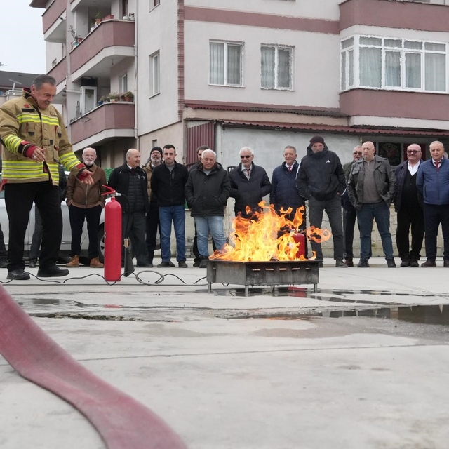 Şoförler yangın tüpü ile yangını söndürdü
500 şoföre temel yangın eğitimi