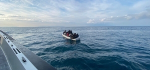 İzmir açıklarında 37 düzensiz göçmen yakalandı, 42 göçmen kurtarıldı