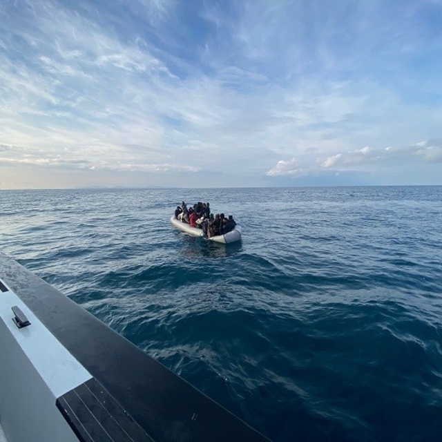 İzmir açıklarında 37 düzensiz göçmen yakalandı, 42 göçmen kurtarıldı