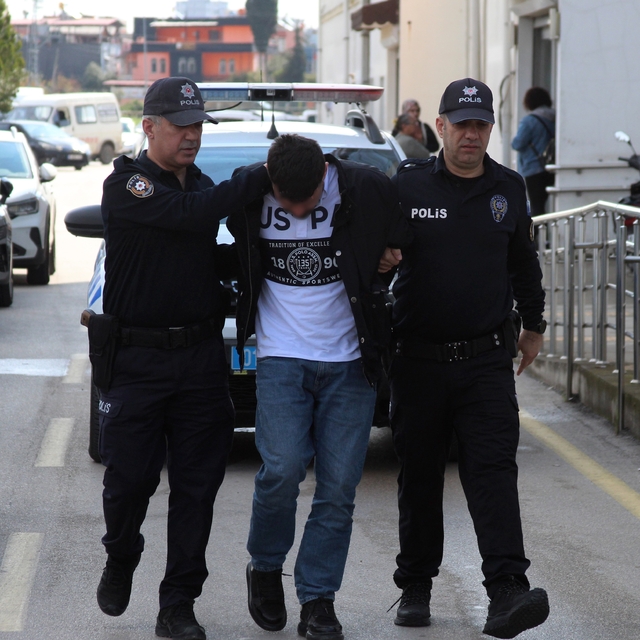 Ayağıyla araç sürdü: Ev hapsi ve her türlü motorlu araç kullanmama cezası a...