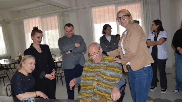 Kadın doktorlardan yaşlılara sıcacık dokunuş
Türkiye'nin dört bir yanından el örgüsü hediyeler Manisa'daki yaşlılara ulaştırıldı