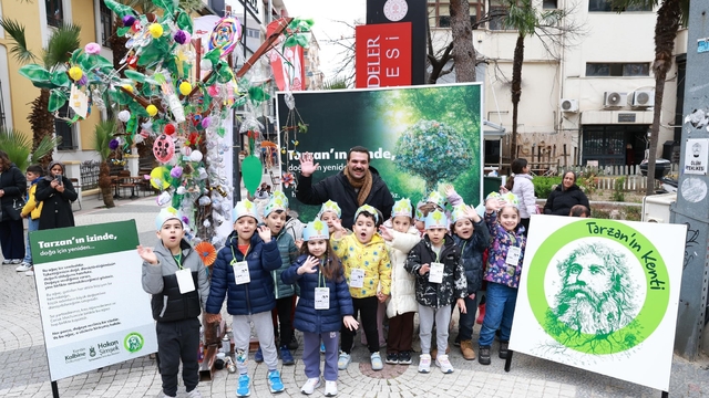 Topladıkları çöplerden atık ağacı yaptılar