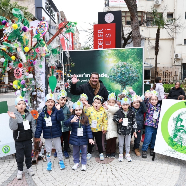 Topladıkları çöplerden atık ağacı yaptılar