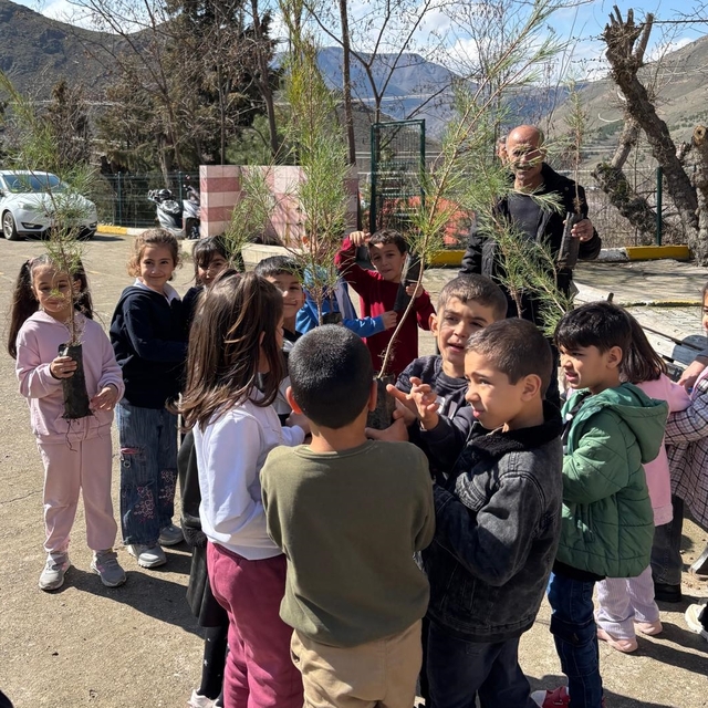 Keban'da öğrenciler fidan dikti