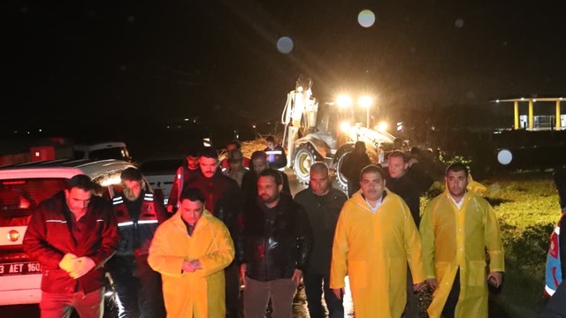 Şanlıurfa'da dere taştı; su altında kalan evdeki 10 kişilik aile kurtarıldı