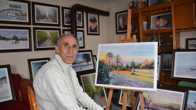 55 yıldır en yakın arkadaşı resim tuvali oldu
Çocukken yokluktan arkadaşlarından aldığı kâğıt parçalarına resim yaparken, şimdi resim atölyesi kurdu
55 yıldır resim tuvaline hayat veren Necmi Öztürk:
"Eğitimim yok, ilkokul mezunuyum, ortaokulu babamın iflasından dolayı yarım bıraktım"