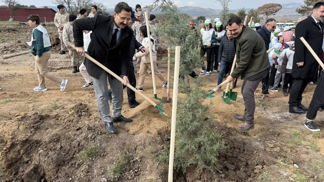 Ayvacık'ta 1500 fidan toprakla buluşturuldu