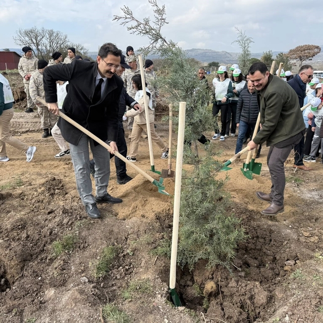 Ayvacık'ta 1500 fidan toprakla buluşturuldu