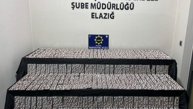 Elazığ'da bir şahsın çantasında yapılan aramada, 6 bin adet sentetik hap ele geçirildi
Elazığ'da uyuşturucu operasyonu: 1 şüpheli yakalandı