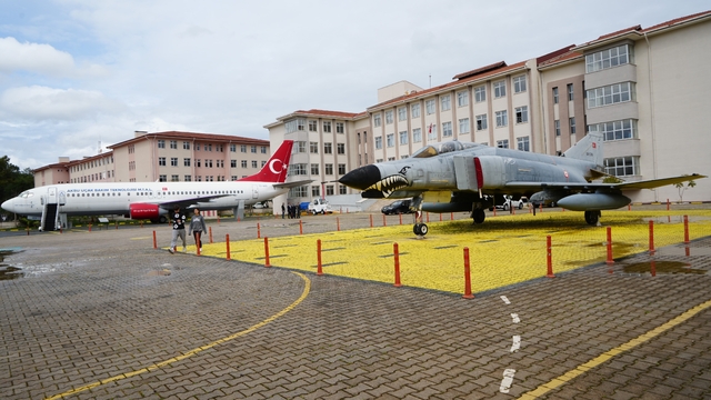 Bahçesinde Boeing 737 eğitim uçağı ve F-4 Phantom ile geleceğin havacılarını yetiştiren lise
Türkiye'nin en havalı lisesinde öğrenciler gökyüzüne proje üretiyor
Hedef gökyüzü, üretim hangarda başlıyor
Su analizi dronu, yangın uçağı, 3D baskı uçak: Bu lisede öğrenciler proje geliştiriyor
Boeing'li lisede geleceğin havacıları yetişiyor
3D yazıcıdan çıkan uçakla yarışmaya hazırlanıyorlar
