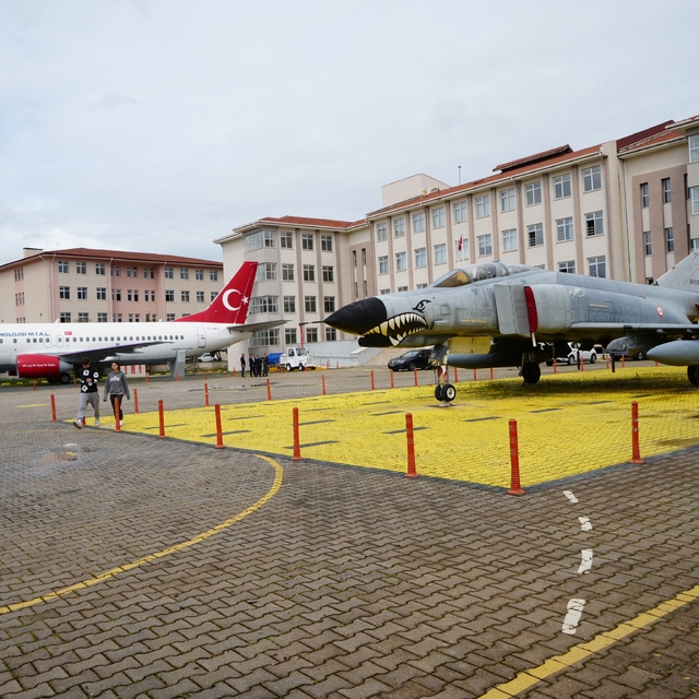 Bahçesinde Boeing 737 eğitim uçağı ve F-4 Phantom ile geleceğin havacıların...