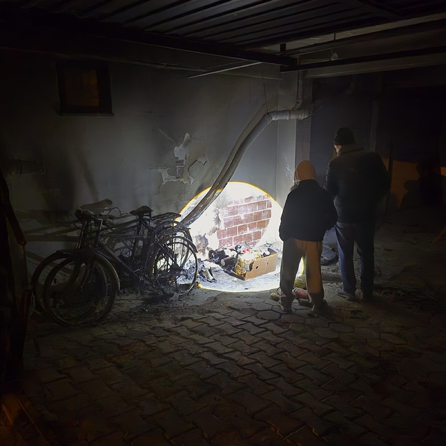 Apartman garajında çıkan yangın maddi hasara yol açtı