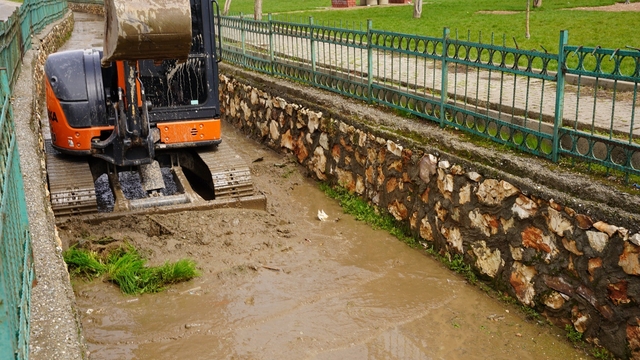 Kahta Belediyesi'nden yaz öncesi dere temizliği