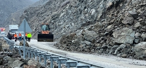 Yüksekova’da heyelan sonrası kapanan yol yeniden ulaşıma açıldı