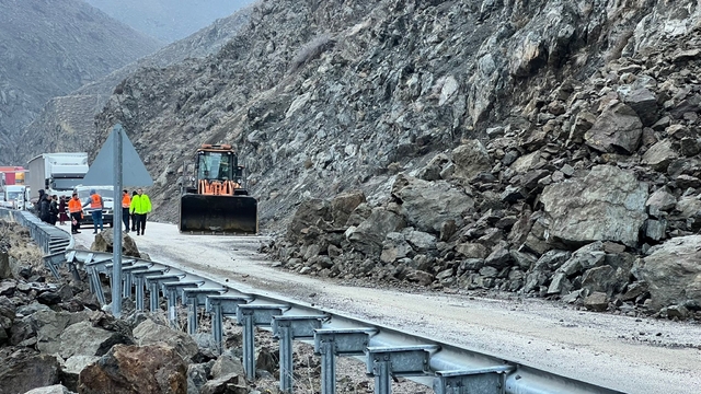 Yüksekova'da heyelan sonrası kapanan yol yeniden ulaşıma açıldı