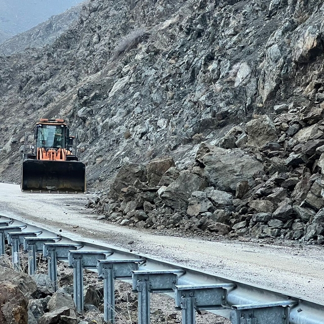 Yüksekova'da heyelan sonrası kapanan yol yeniden ulaşıma açıldı