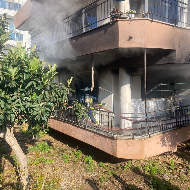 Yanan evden 4 yaşındaki yeğenini çıkarmak isterken yaralandı