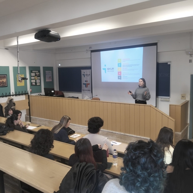 Anadolu Üniversitesi öğrencilerine İŞKUR'dan 'iş' eğitimi
İş Kulübü eğitiml...