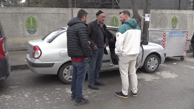 Aracını park ettiği sokağı unuttu, polise 'Otomobilim çalındı' ihbarı yaptı
Amasya'dan geldiği Eskişehir'de kontak anahtarını üstünde unuttuğu otomobilini kaybeden adam panik yaşadı, polis alarma geçti
Celil Yüksel: "Otomobilim çalındı sandım, polis 10 dakikada buldu"