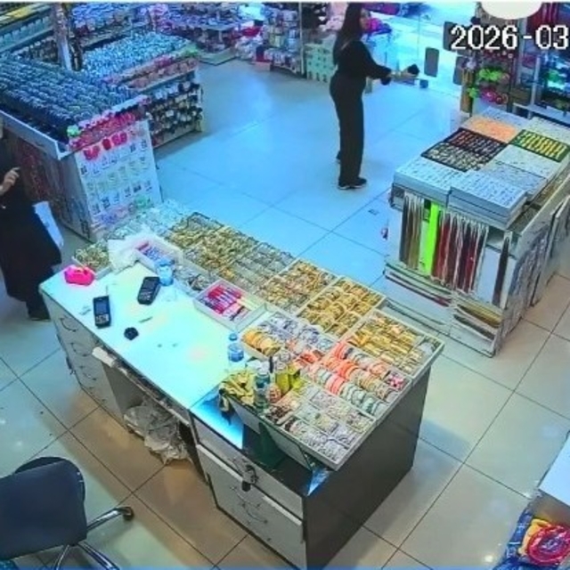 Depreme alışverişte yakalandılar, yarıda bırakıp kaçtılar