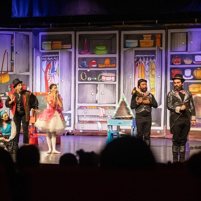 Mersin Şehir Tiyatrosu 'Dünya Tiyatro Günü'nü binlerce seyirciyle kutladı