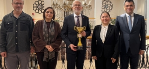 Masa tenisi turnuvasında dereceye giren sağlık personeline tebrik