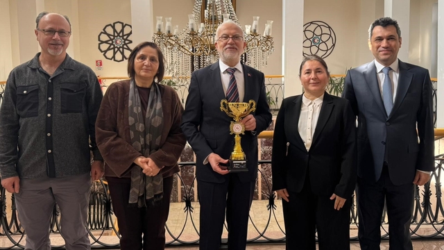 Masa tenisi turnuvasında dereceye giren sağlık personeline tebrik