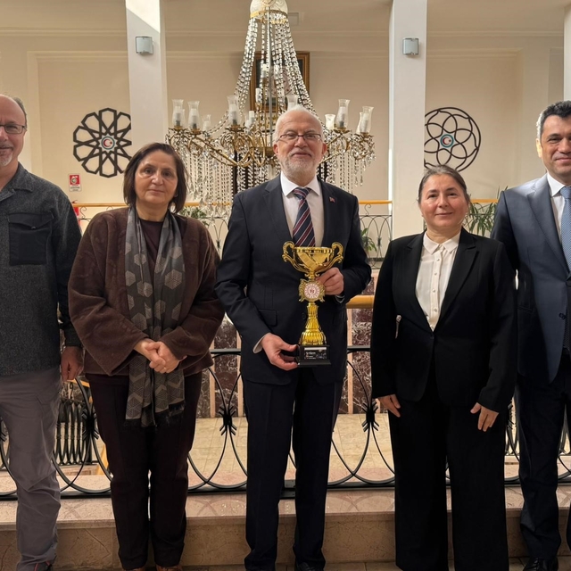 Masa tenisi turnuvasında dereceye giren sağlık personeline tebrik