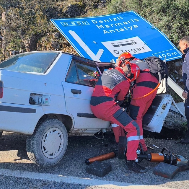 Menteşe'de kazada alev alan araçtaki 2 kişi ekiplerce kutarıldı