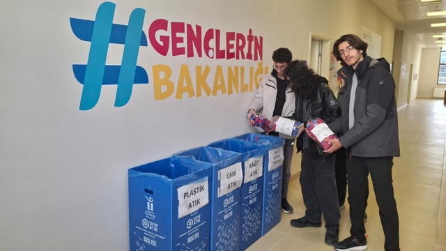 Hızır Bey Yurdu'nda 'Sıfır Atık' seferberliği
Üniversite öğrencileri daha temiz bir çevre için kolları sıvadı