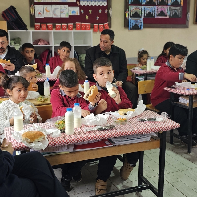 Müdür Bozyel'den köy okulu öğrencilerine döner ve ayran sürprizi
