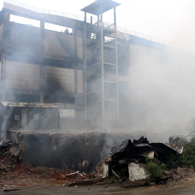 Fındık fabrikasındaki yangında soğutma çalışmaları sürüyor